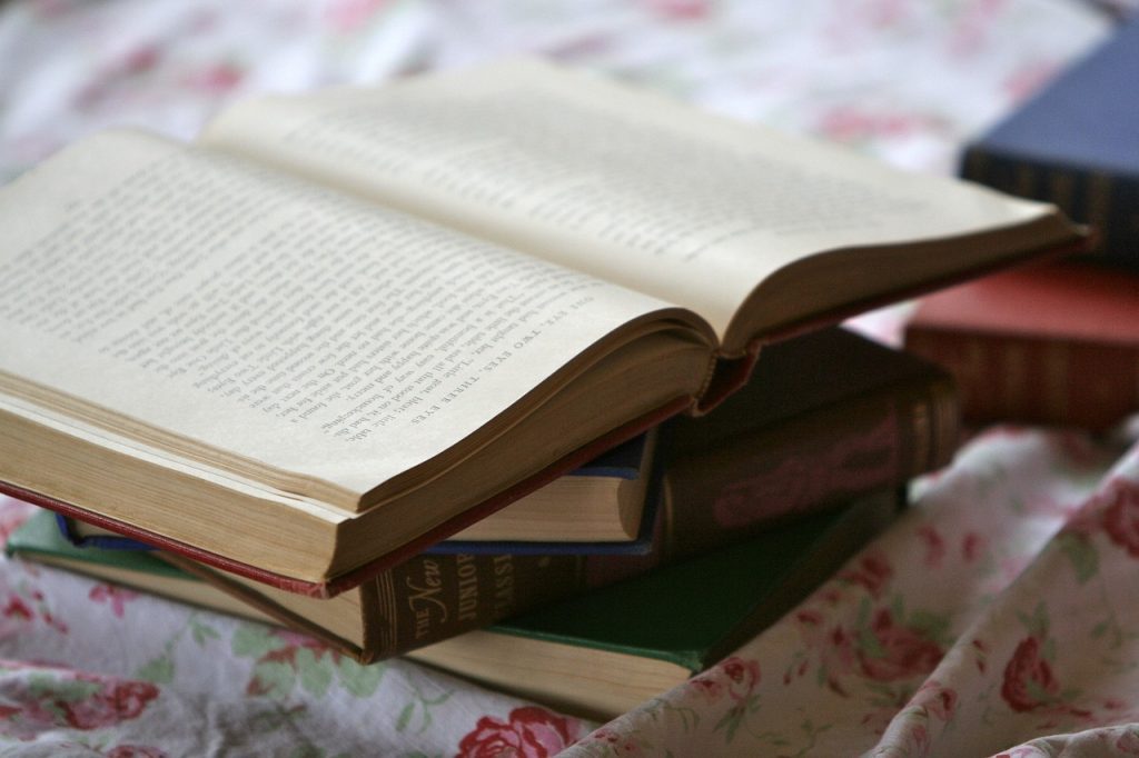 Image - De vieux livres ouverts